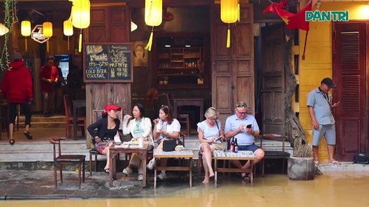 Rất đông du khách tham quan phố cổ Hội An ngập lụt