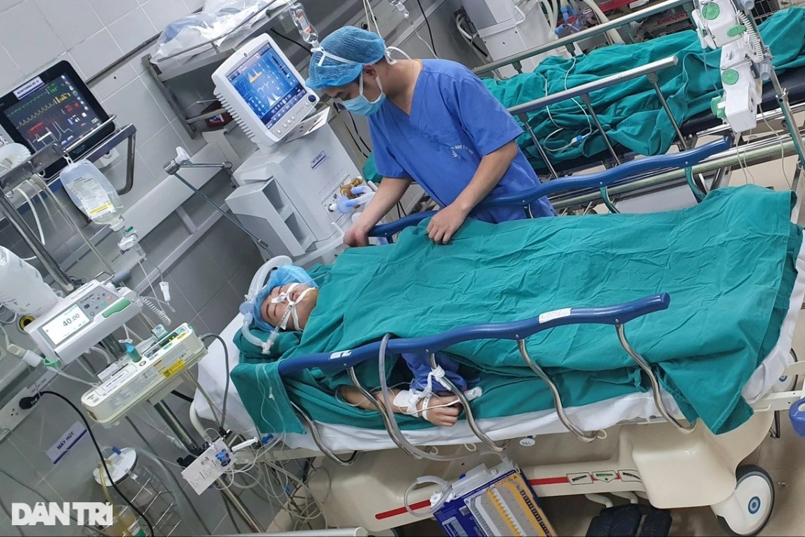 Bác sĩ kêu gọi cứu giúp em học sinh người Dao mang khối u khổng lồ - 2 Bác sĩ kêu gọi cứu giúp em học sinh người Dao mang khối u khổng lồ - 2