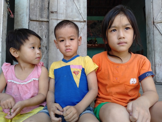 Bố đi tù vì nghiện ma túy, mẹ nguy kịch vì tai nạn giao thông, 3 đứa trẻ hàng ngày ngồi đầu ngõ ngóng chờ mẹ trong nước mắt - Ảnh 1. Bố đi tù vì nghiện ma túy, mẹ nguy kịch vì tai nạn giao thông, 3 đứa trẻ hàng ngày ngồi đầu ngõ ngóng chờ mẹ trong nước mắt - Ảnh 1.