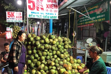 Tham rẻ mua dừa xiêm 5.000 đồng/quả, về bổ ra được 1, 2 giọt nước