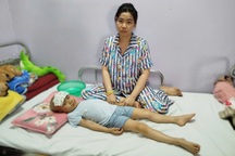 Bé trai vừa đi học đã phát hiện u não, mẹ đơn thân cầu cứu giúp đỡ