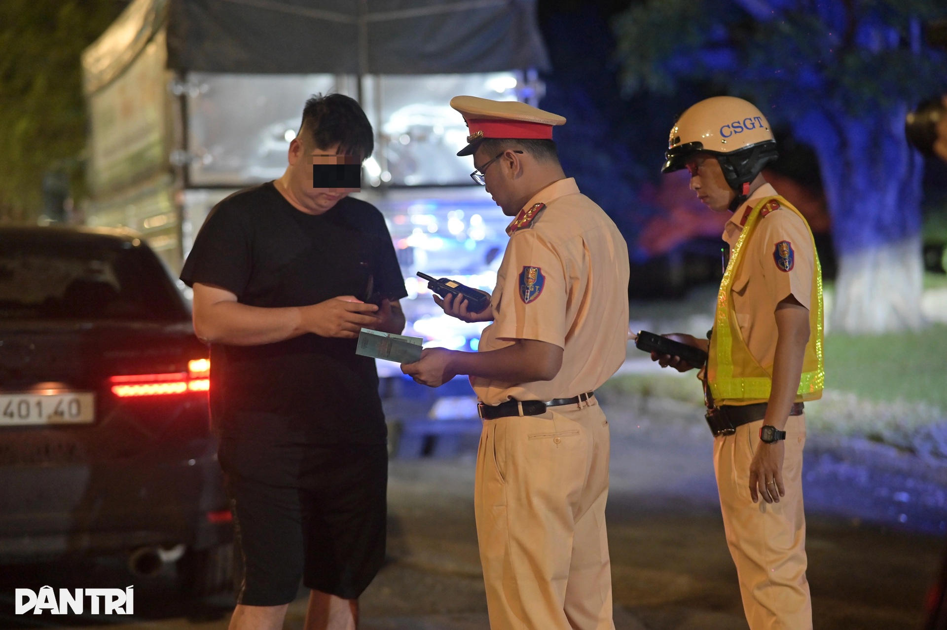 CSGT xuyên đêm xử phạt tài xế ô tô chạy quá tốc độ ở TPHCM - 8 CSGT xuyên đêm xử phạt tài xế ô tô chạy quá tốc độ ở TPHCM - 8