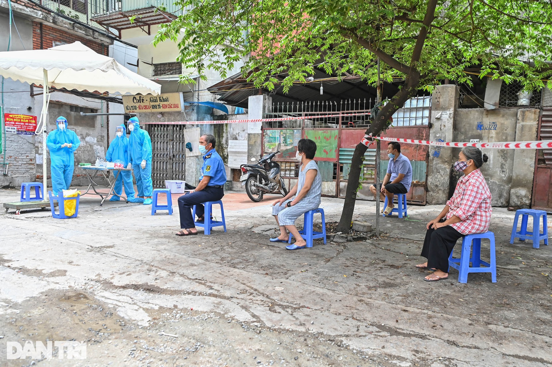 Cận cảnh quá trình vét sạch F0 ngoài cộng đồng trên địa bàn TP Hà Nội - 10 Cận cảnh quá trình vét sạch F0 ngoài cộng đồng trên địa bàn TP Hà Nội - 10