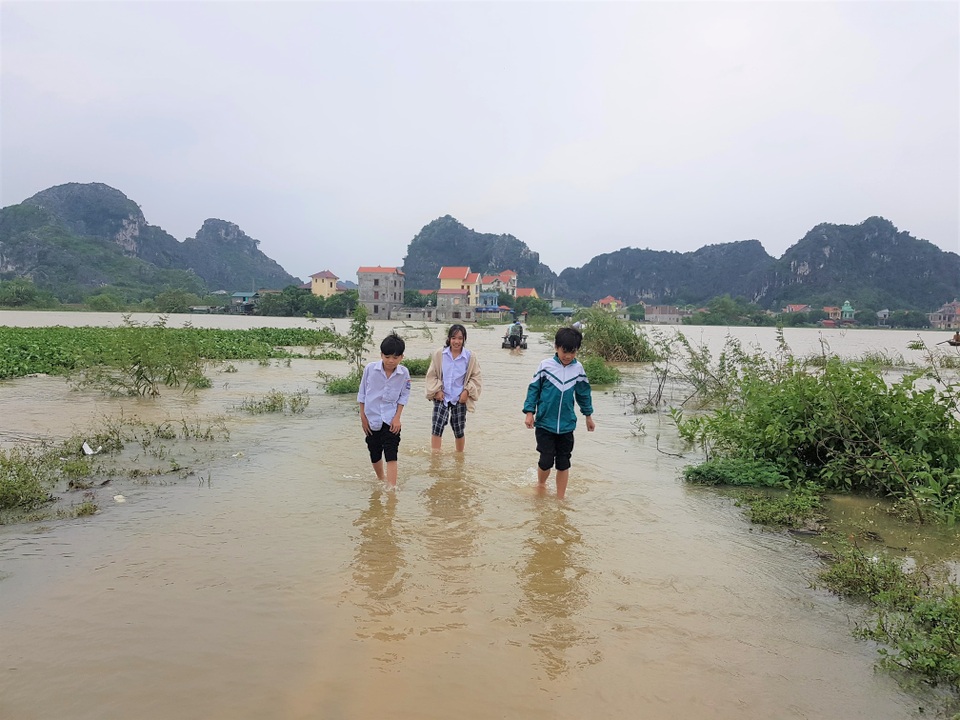 Ninh Bình: Nước lũ dâng nhanh, gần 300 học sinh phải nghỉ học - 2 Ninh Bình: Nước lũ dâng nhanh, gần 300 học sinh phải nghỉ học - 2