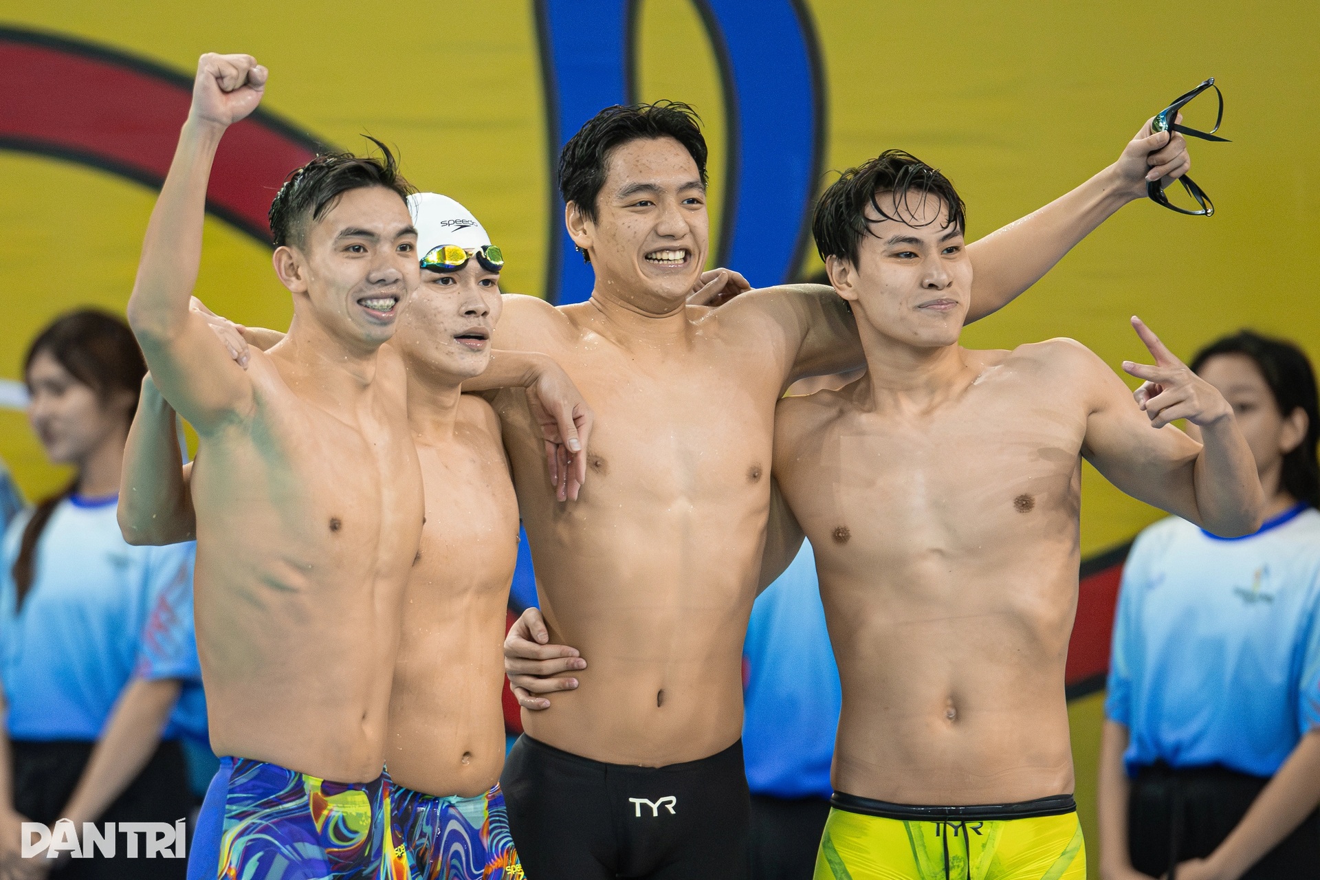 นักว่ายน้ำชาวเวียดนามระเบิดความดีใจหลังจากคว้าเหรียญทองซีเกมส์ได้ 3 สมัยติดต่อกัน - 3 Kình ngư Việt Nam bùng nổ cảm xúc khi lập hat-trick HCV SEA Games - 3