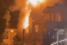 Giải cứu hơn 10 người trong quán karaoke cháy ngùn ngụt