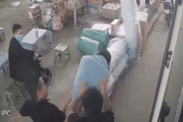 Phụ xe khách bị đánh túi bụi dọc đường