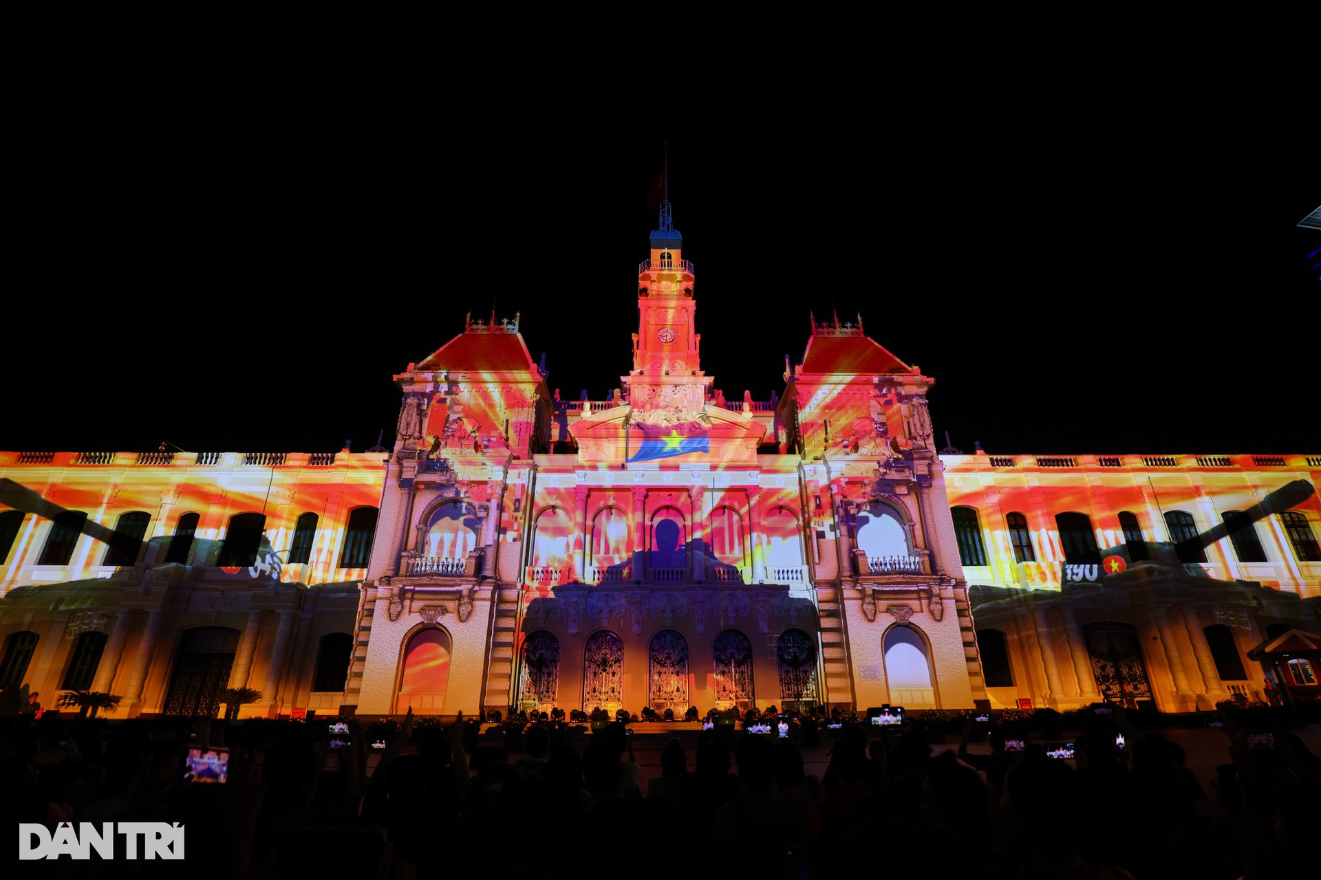 Tòa nhà UBND TPHCM lung linh trong đêm trình diễn 3D mapping quốc tế - 13 Tòa nhà UBND TPHCM lung linh trong đêm trình diễn 3D mapping quốc tế - 13