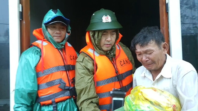 Lũ nhấn chìm nhiều ngôi làng, các lực lượng căng mình cứu trợ người dân - Ảnh 1. Lũ nhấn chìm nhiều ngôi làng, các lực lượng căng mình cứu trợ người dân - Ảnh 1.