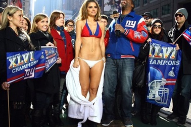 Nữ MC xinh đẹp nước Mỹ thoát y vì thua độ