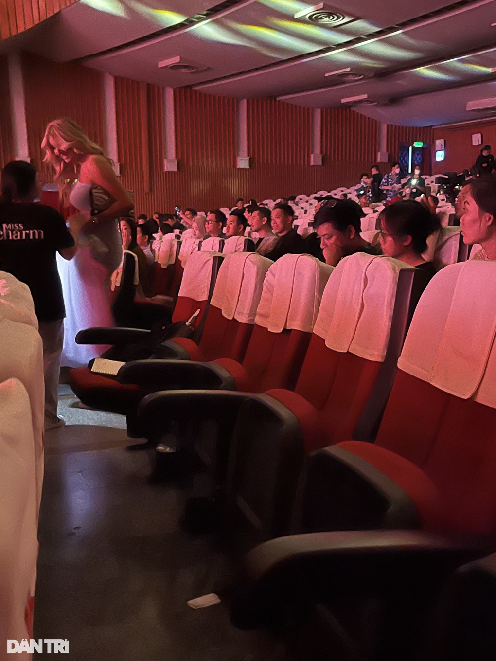 Miss Charm nhiều sạn, kém chuyên nghiệp: Mác quốc tế nhưng... ao làng? - 2 Miss Charm nhiều sạn, kém chuyên nghiệp: Mác quốc tế nhưng... ao làng? - 2