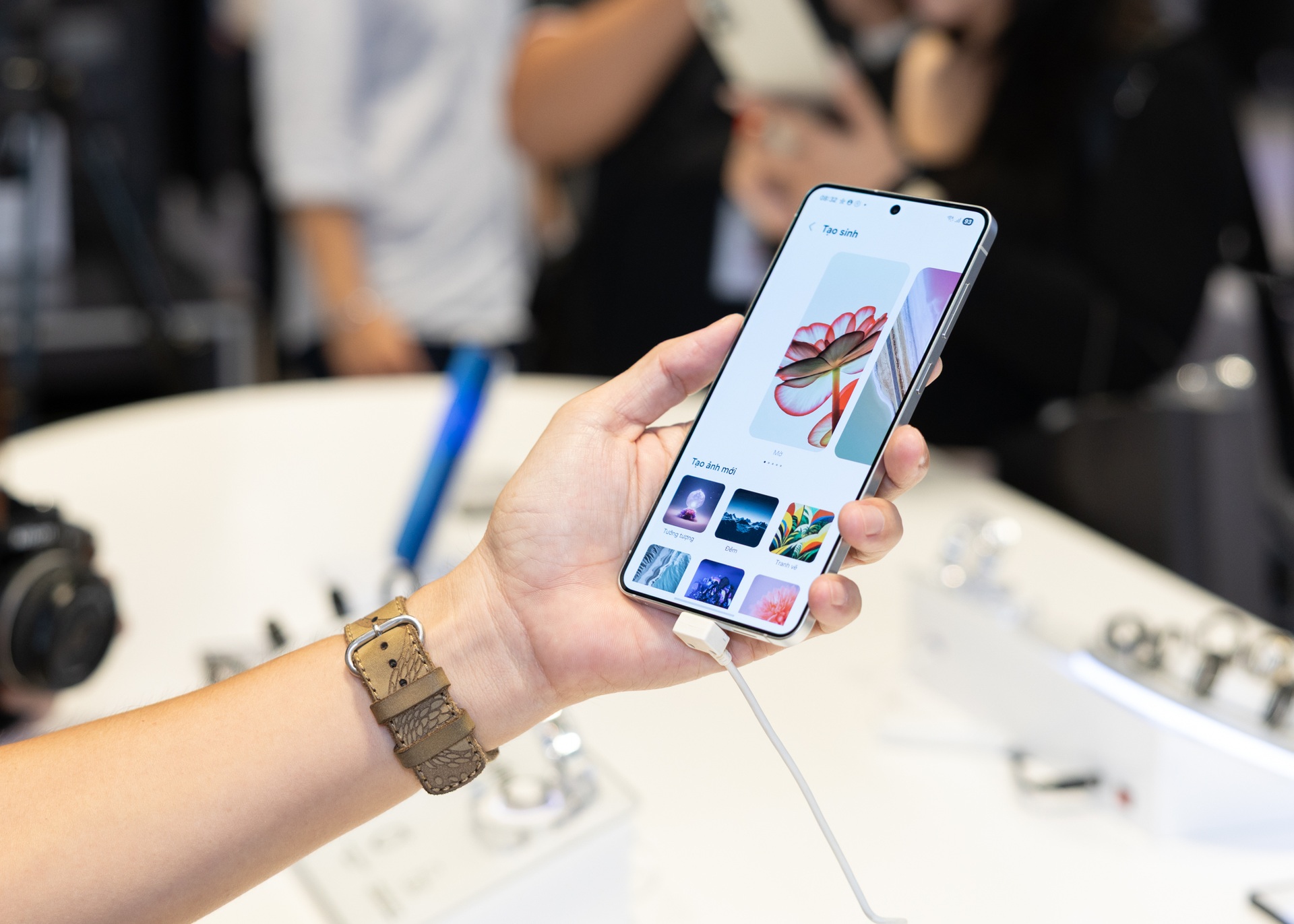 Cận cảnh chiếc Galaxy S mỏng nhất của Samsung - 4 Cận cảnh chiếc Galaxy S mỏng nhất của Samsung - 4