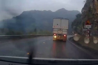 Đổ đèo tốc độ cao, ôtô lật nghiêng giữa đường