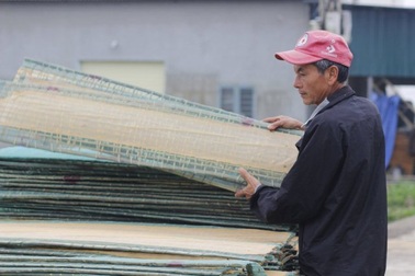 Làng bánh tráng bên sông Gianh hối hả vào vụ Tết