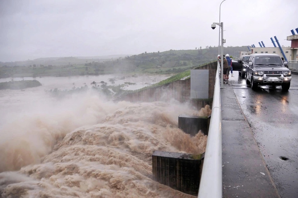 Thủy điện Sông Ba Hạ đang xả lũ mức 14.000m3/s - 1