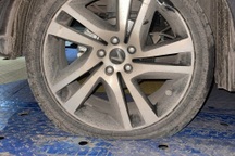 Xe nổ lốp vì khe co giãn bung trên cao tốc, chủ xe có được khởi kiện?