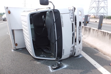 Tài xế đạp cửa bò ra khỏi chiếc xe tải lật nhào trên cao tốc