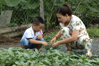 Ngọc Hương – Xuân Hiếu cùng con trải nghiệm cuộc sống thôn quê