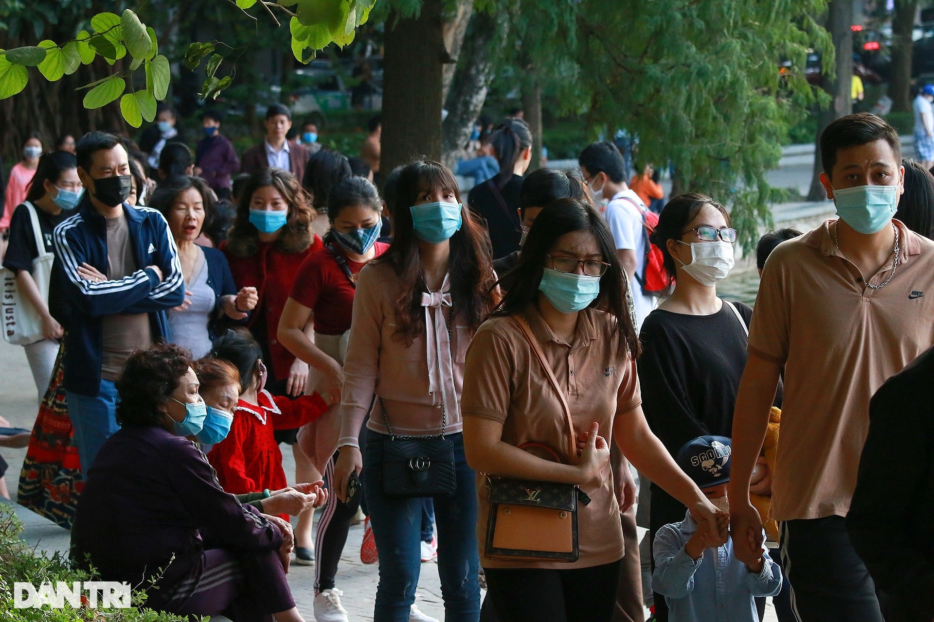 Hồ Gươm đông nghịt người vui chơi, tản bộ trong chiều thu nắng đẹp - 2 Hồ Gươm đông nghịt người vui chơi, tản bộ trong chiều thu nắng đẹp - 2