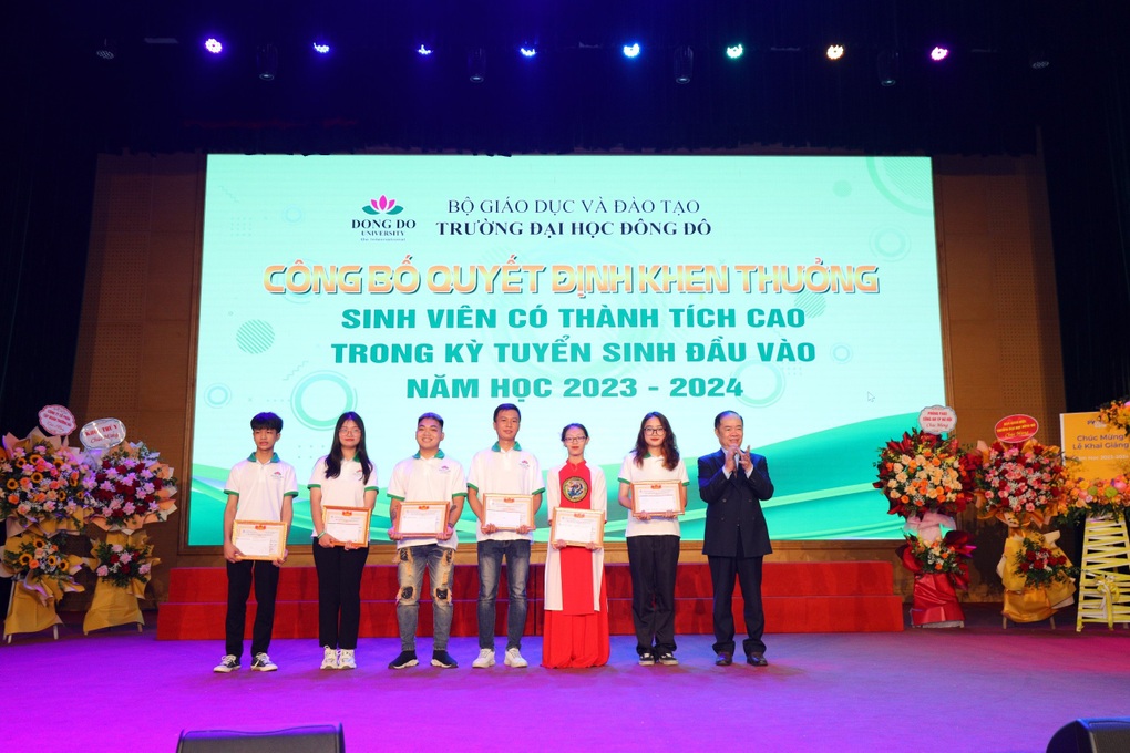 400 giảng viên, sinh viên nhảy flashmob trong ngày khai giảng - 3 400 giảng viên, sinh viên nhảy flashmob trong ngày khai giảng - 3