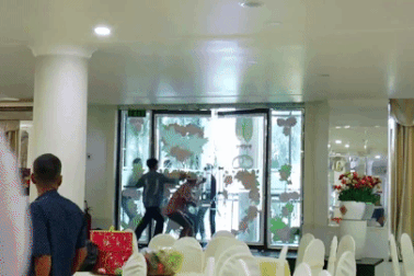 Xôn xao clip nhóm người cầm hung khí hỗn chiến tại nhà hàng ở TPHCM