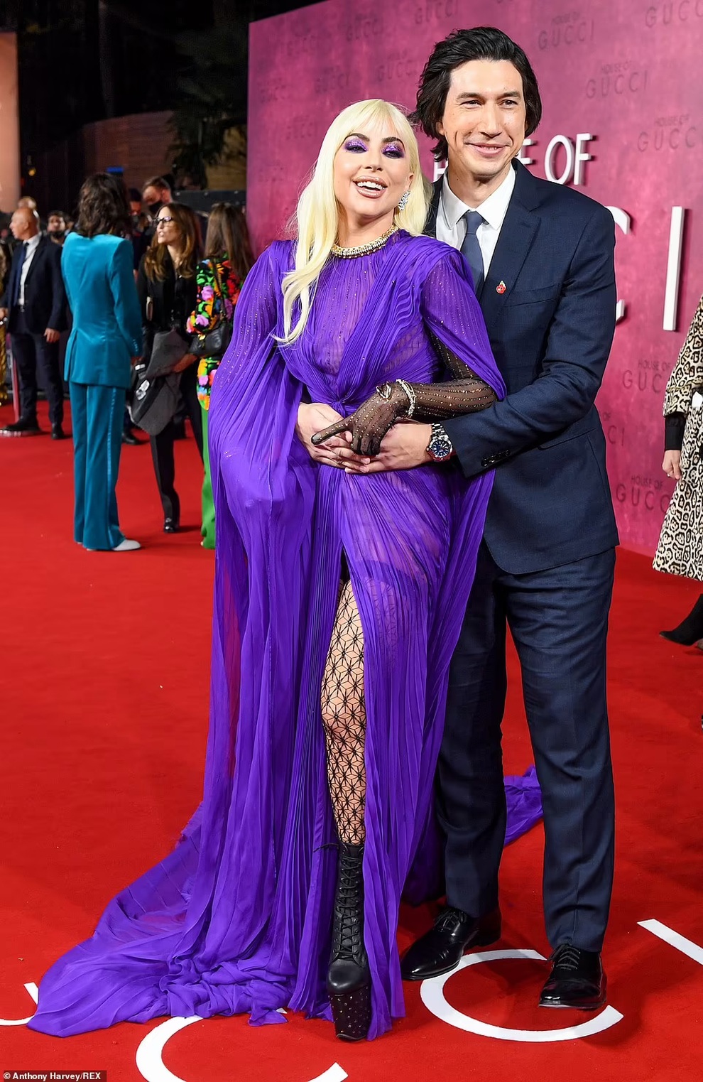Lady Gaga với hình ảnh quý cô lộng lẫy trên thảm đỏ - 3 Lady Gaga với hình ảnh quý cô lộng lẫy trên thảm đỏ - 3