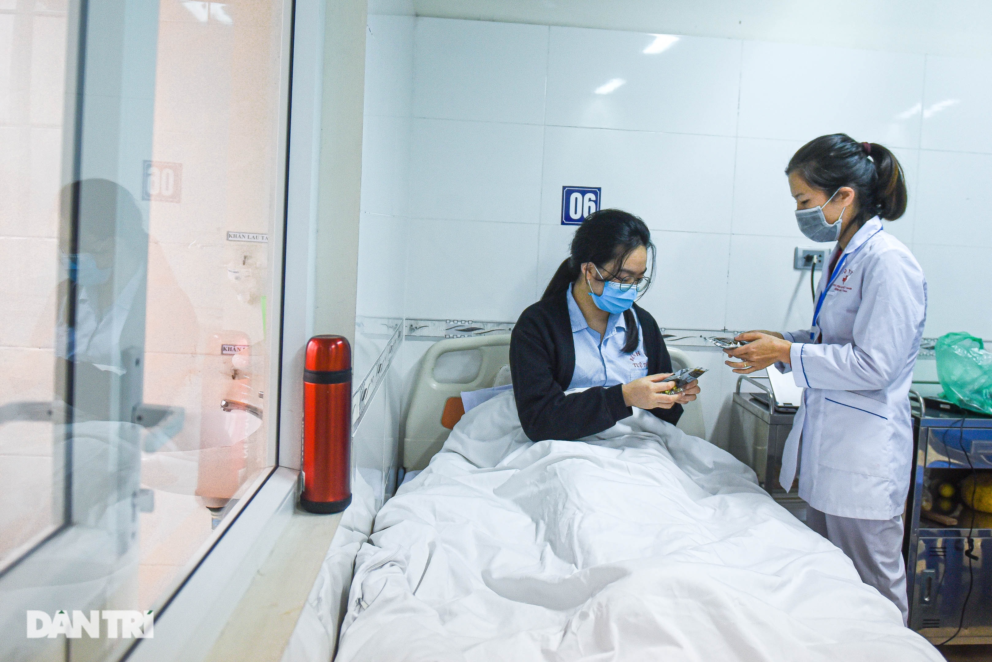 Nữ hộ sinh bị nợ lương ở Hà Nội cởi blouse đi bán rau vỉa hè nuôi con - 2 Nữ hộ sinh bị nợ lương ở Hà Nội cởi blouse đi bán rau vỉa hè nuôi con - 2
