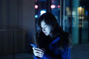 Dịch vụ lạ thuê cô gái xinh đẹp "thả thính",  xem chồng trăng hoa hay không