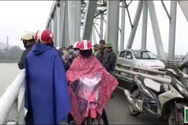 Tìm kiếm người phụ nữ nhảy cầu Bến Thủy