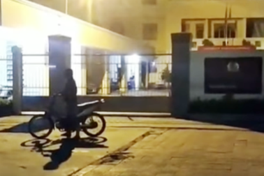 Thiếu niên rú ga, nẹt pô xe inh ỏi trước trụ sở CSGT