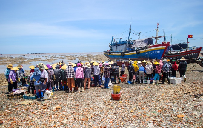 Ảnh: Nhọc nhằn mưu sinh nơi cửa biển - Ảnh 9.