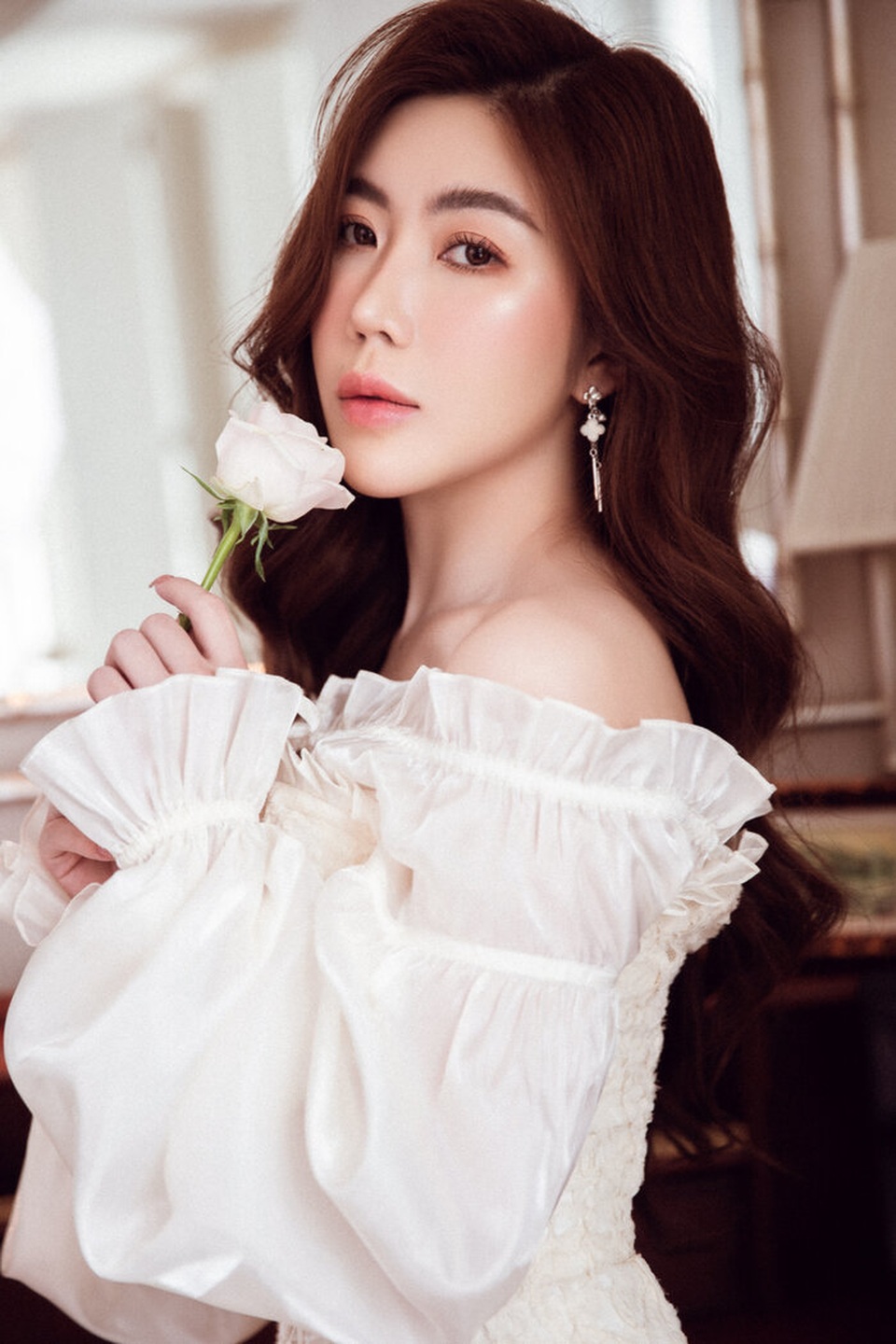 “Hotgirl” Trương Lệ Vân đẹp gợi cảm khi tái xuất sau 7 năm rời xa showbiz - 5 “Hotgirl” Trương Lệ Vân đẹp gợi cảm khi tái xuất sau 7 năm rời xa showbiz - 5