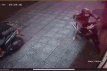 Clip cô gái mặc váy "tung cước" đá bay trộm xe máy khiến dân mạng trầm trồ