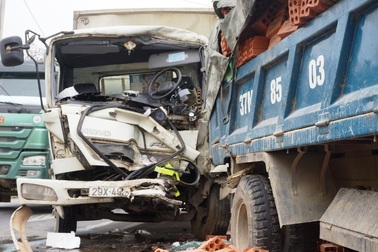 Hàng chục người dùng xà beng cạy cabin, cứu tài xế mắc kẹt