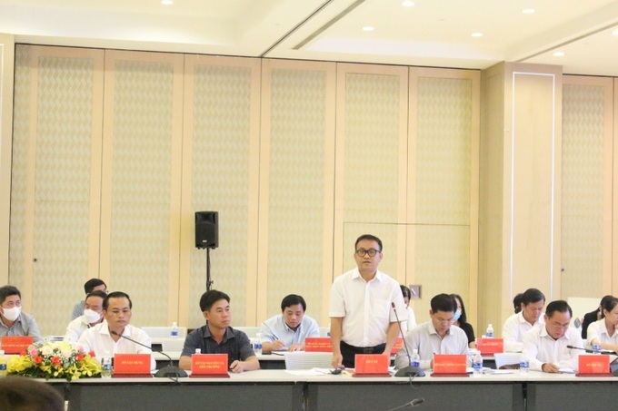 Đại diện lãnh đạo các sở, ban ngành giải đáp câu hỏi của báo chí tại cuộc họp.