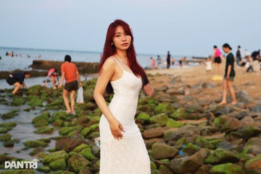 Bãi biển từng tan hoang vì bão Trà Mi "hồi sinh", giới trẻ tìm đến check-in