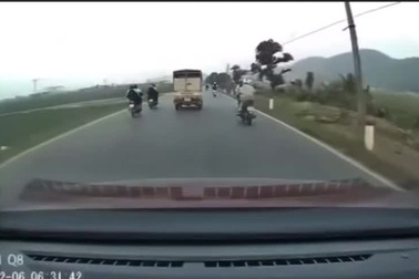 Thiếu niên không đội mũ bảo hiểm, điều khiển xe máy gây tai nạn