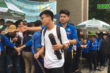 Sĩ tử "tay xách nách mang" dự thi vào Đại học Kiến trúc Hà Nội