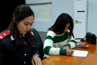 Bị phạt 12,5 triệu đồng vì tung tin "người Trung Quốc xếp hàng chờ vào Việt Nam"