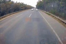 Ô tô lạng lách, chèn ép nhau nguy hiểm trên Đại lộ Thăng Long