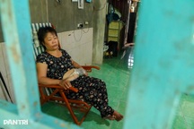 Chồng phụ hồ nuôi vợ ung thư "ruột để ngoài da", lo con thơ thất học