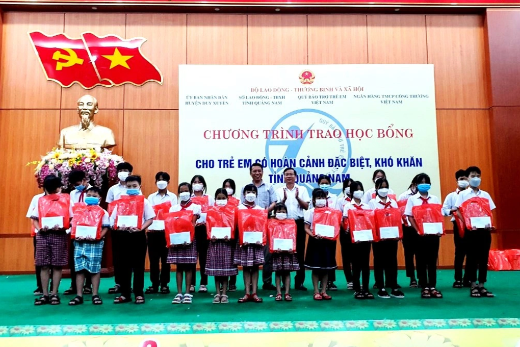 Trao 200 suất học bổng hỗ trợ trẻ em có hoàn cảnh đặc biệt khó khăn - 2 Trao 200 suất học bổng hỗ trợ trẻ em có hoàn cảnh đặc biệt khó khăn - 2