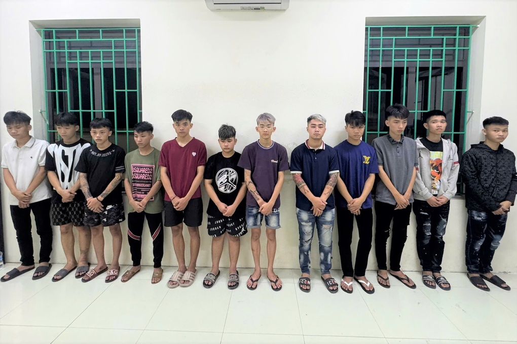 Khởi tố 12 thanh niên mang hung khí đi xe máy thanh toán nhau trên phố - 1 Khởi tố 12 thanh niên mang hung khí đi xe máy thanh toán nhau trên phố - 1