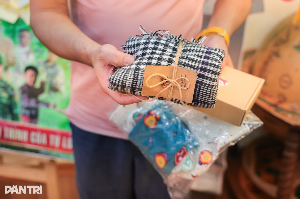 តារាកំប្លែង ទូ ឡុង៖ អតីតជាកម្មករសំណង់ វ័យ៥២ឆ្នាំ ជា Idol របស់យុវវ័យ - 5