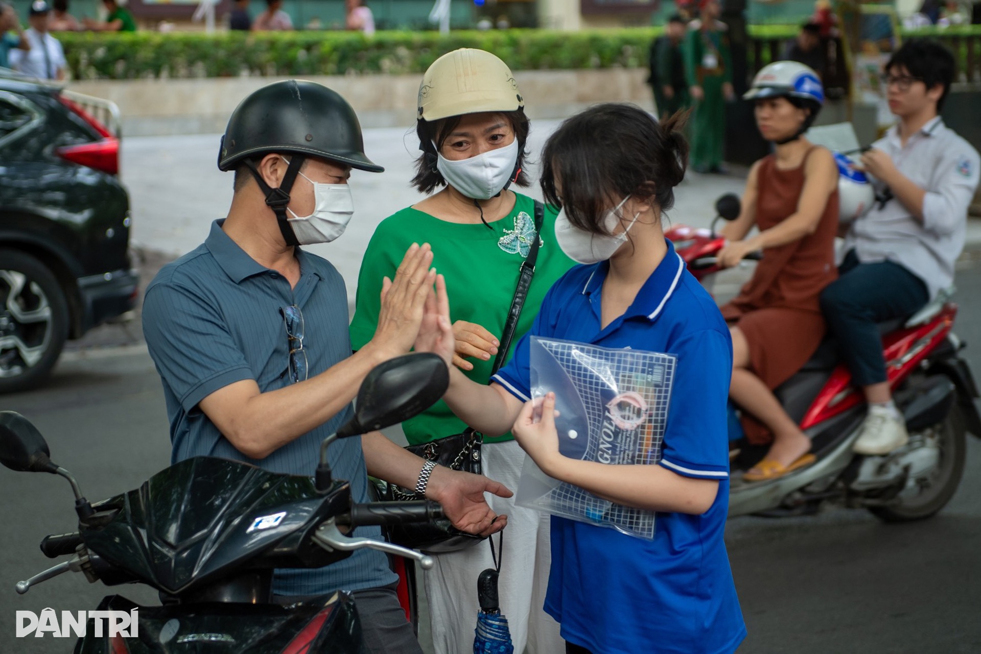 Phụ huynh tiếp sức sĩ tử thi môn ngữ văn vào lớp 10 ở Hà Nội - 14 Phụ huynh tiếp sức sĩ tử thi môn ngữ văn vào lớp 10 ở Hà Nội - 14
