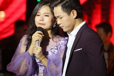 Á quân Tuyệt đỉnh song ca Hà My nghẹn ngào khóc trên vai của Duy Đạt