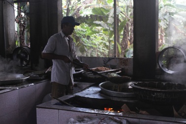 Phi hành, tỏi bằng dầu cặn... màu nâu