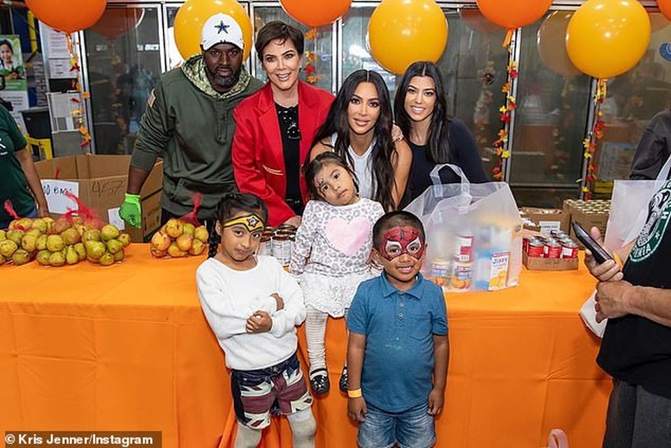 Fans chỉ trích gia đình Kim Kardashian lãng phí đồ ăn - 4 Fans chỉ trích gia đình Kim Kardashian lãng phí đồ ăn - 4