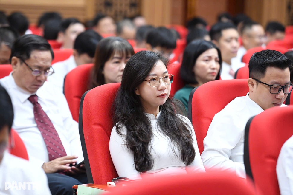 Xây dựng chính sách, mỗi cán bộ cần đặt cả tâm huyết và trách nhiệm - 7 Xây dựng chính sách, mỗi cán bộ cần đặt cả tâm huyết và trách nhiệm - 7