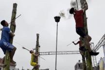 Độc đáo hội thổi cơm thi, trèo cây chuối ở ngôi làng gần 300 năm tuổi